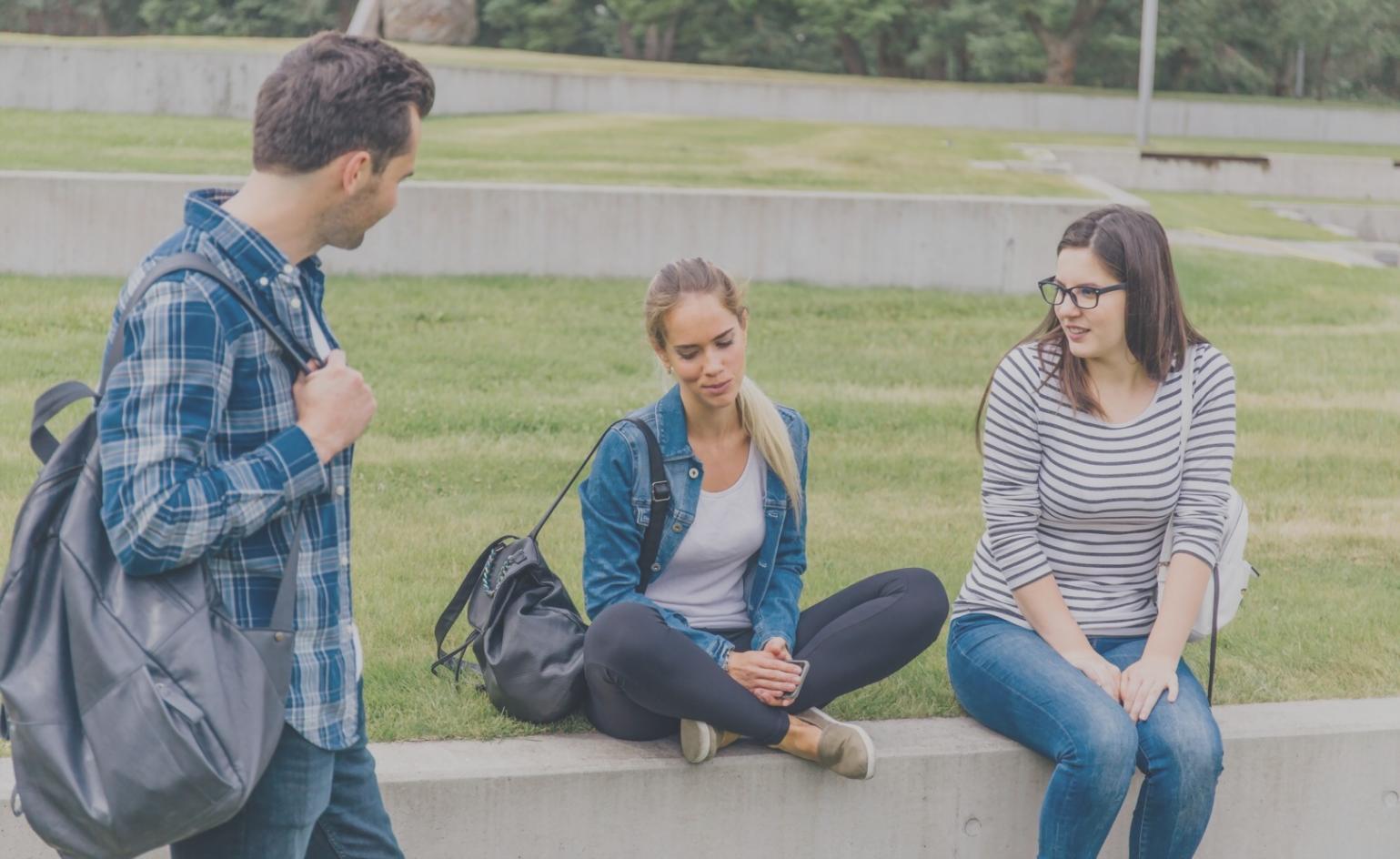 Diario aperto con penna su superficie in legno