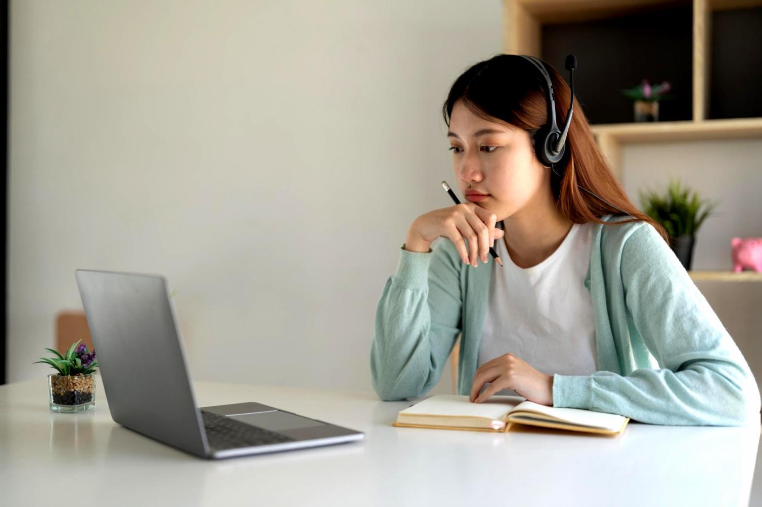 Momento di riflessione e crescita personale durante una sessione di gruppo