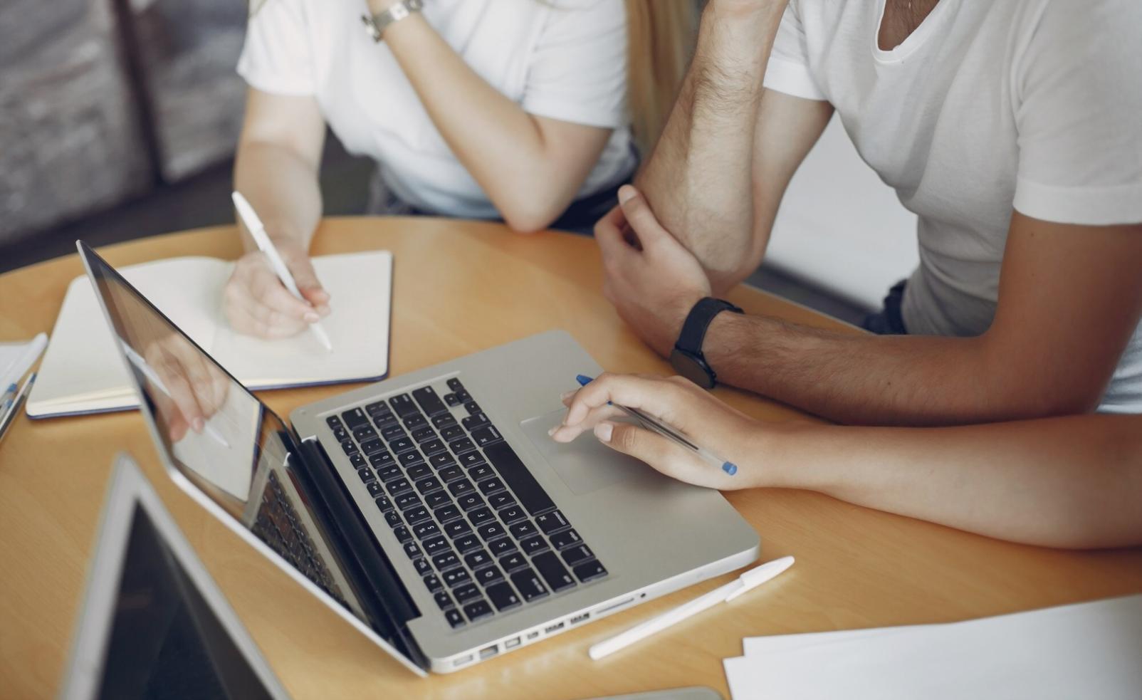 Gruppo di persone in cerchio durante una sessione di crescita personale