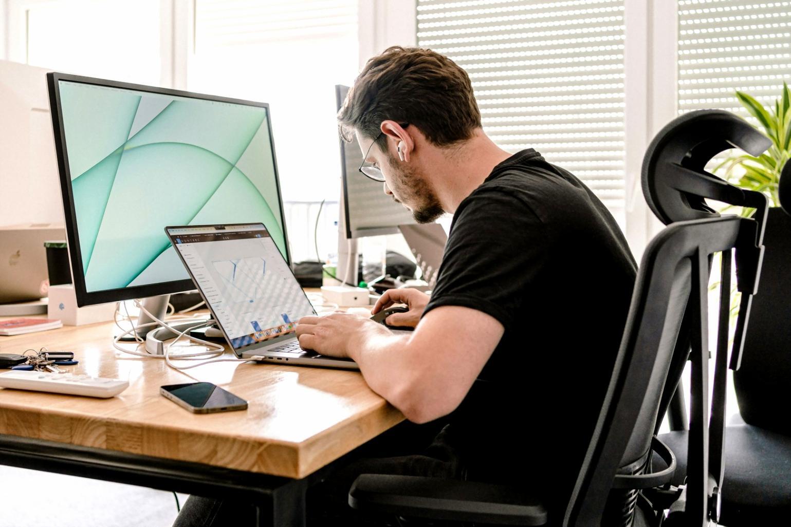 Persona in contemplazione davanti a un paesaggio naturale