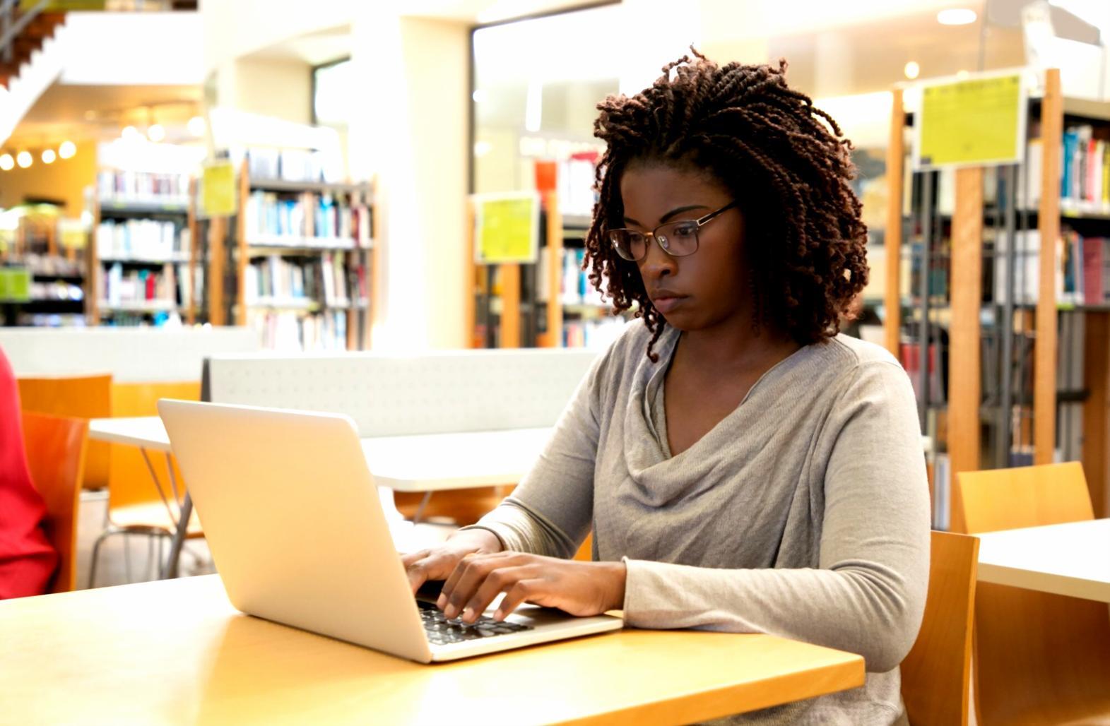 Momento di riflessione in un ambiente tranquillo che rappresenta l'inizio del nostro percorso