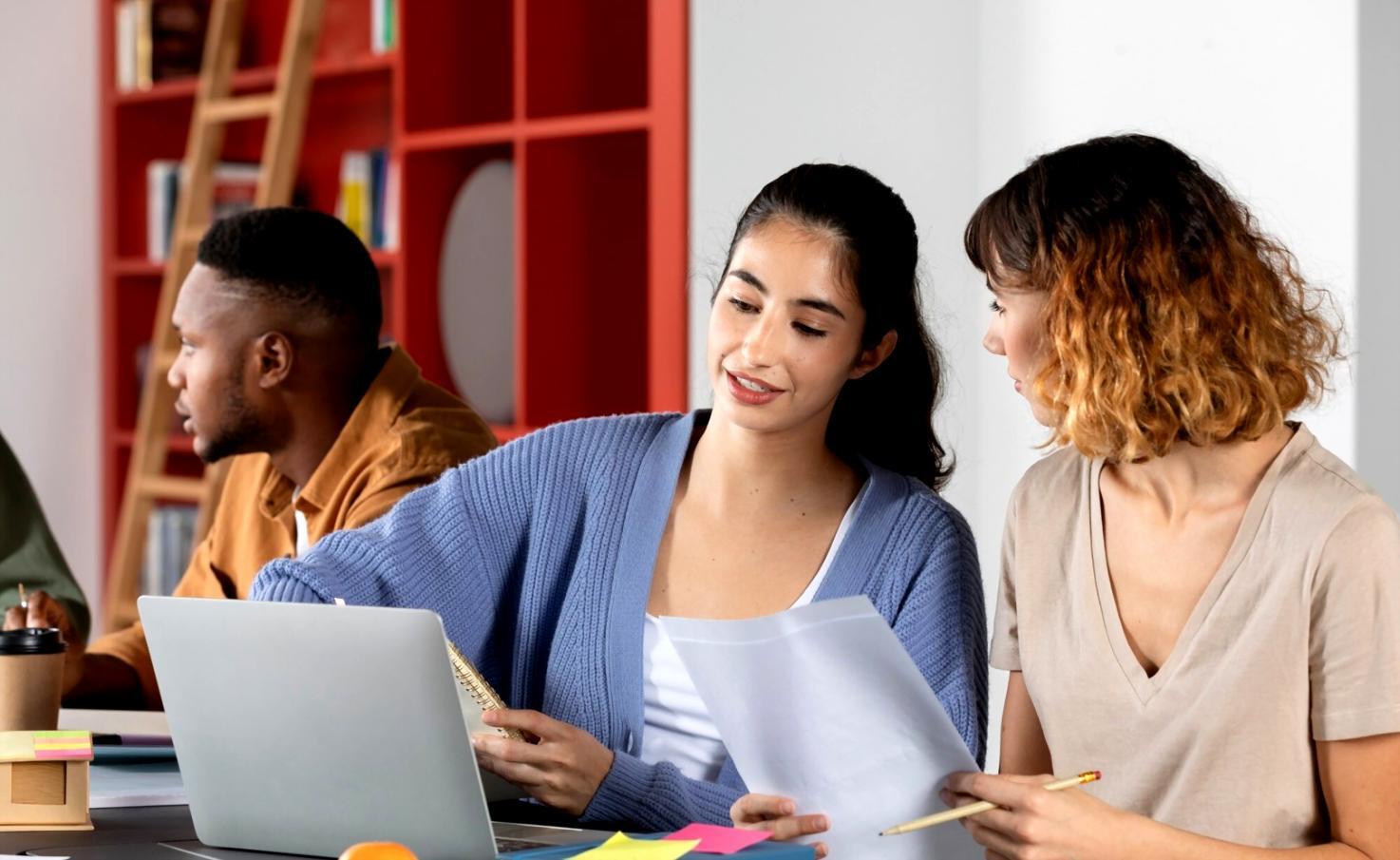 Persona che medita in un ambiente naturale sereno